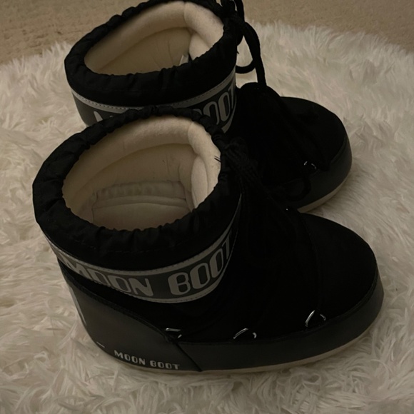 Moonboots - Picture 2 of 3